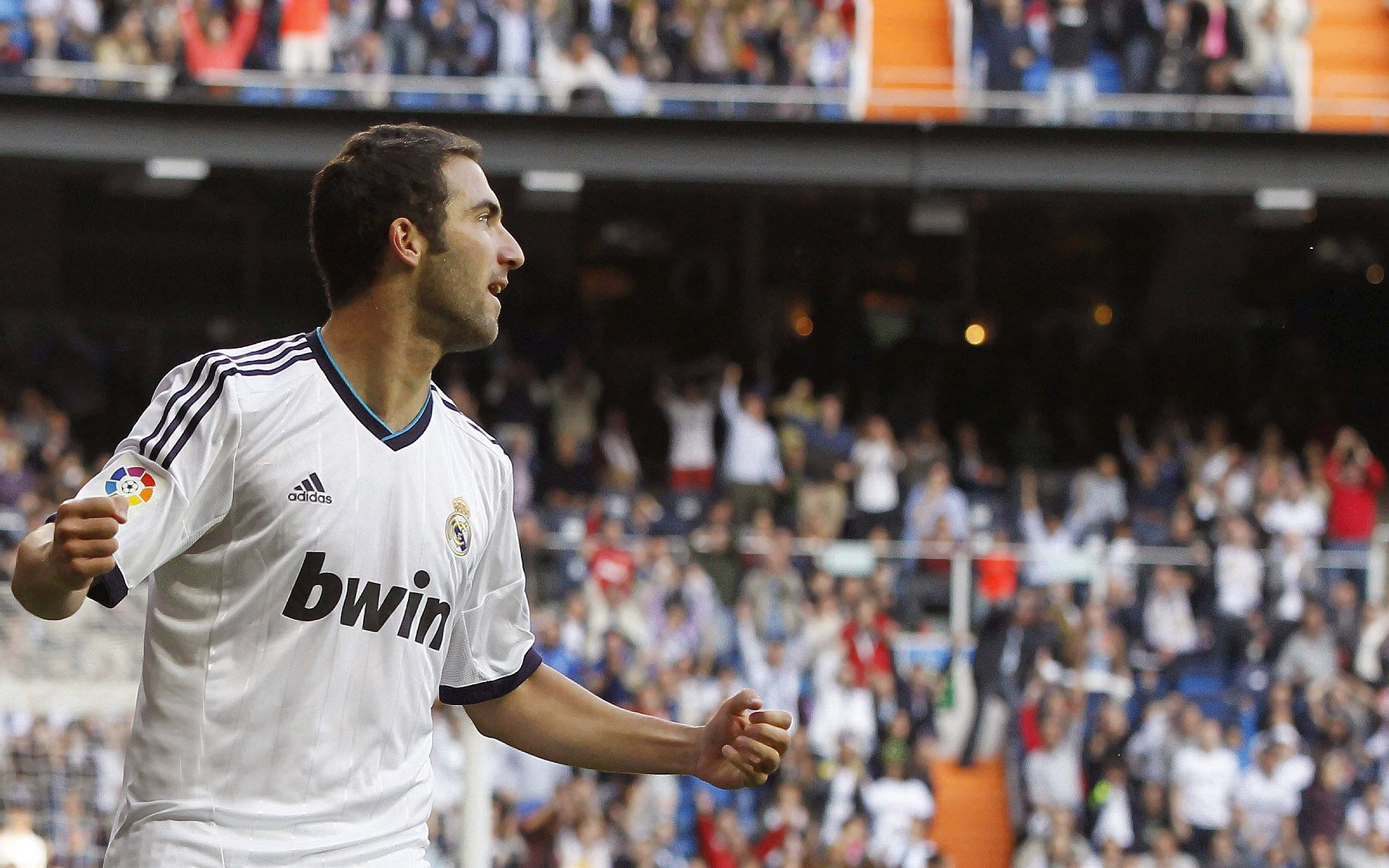 _场外热闻：运动员新恋情曝光引发热议_，运动员与明星的恋情都有谁